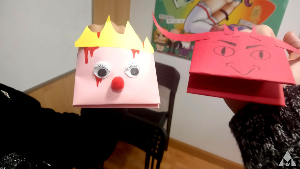 Muñecos hechos en un taller de títeres de papel.